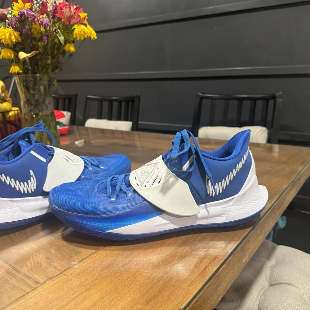 NIKE KYRIE 3 LOW
